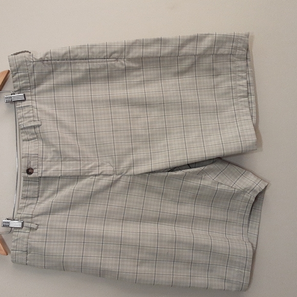 Greg Norman men's golf performance casual short plaid size 42 - Picture 2 of 6